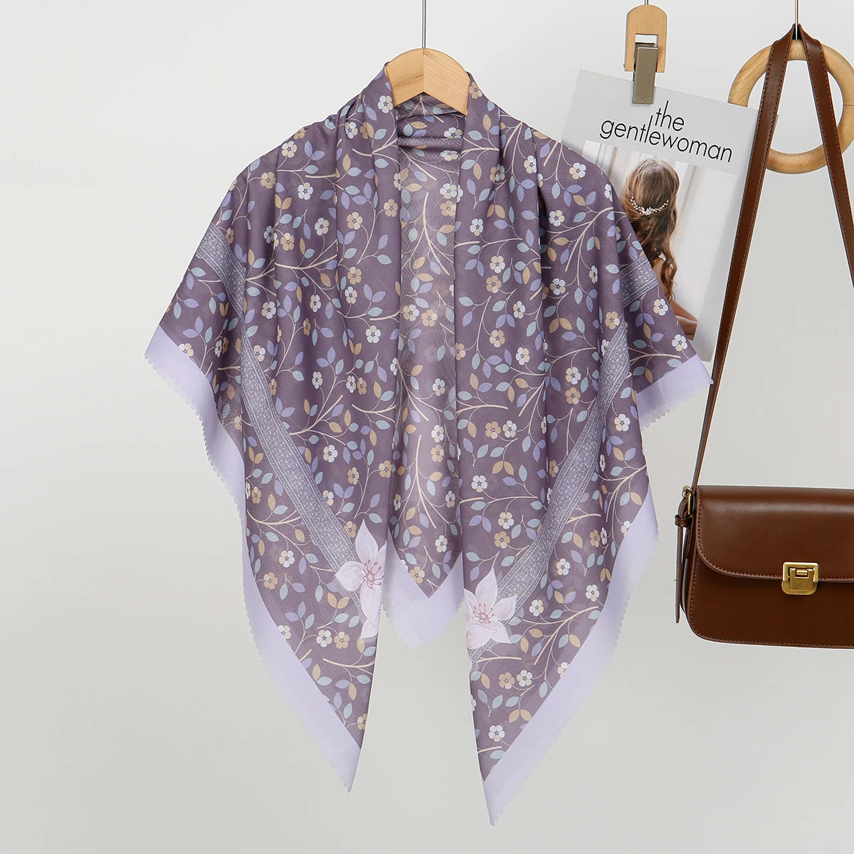 Lila Blumen-Quadrat-Hijab-Schal mit weißem Rand auf Holzständer