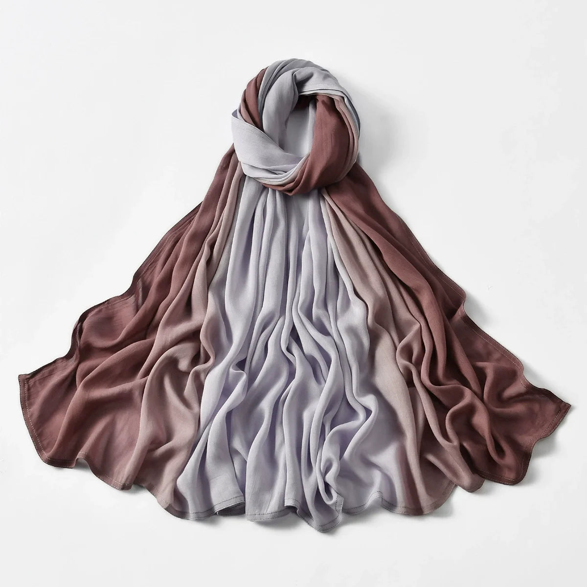 Drapierter Schal in Mauve- und Lilatönen.