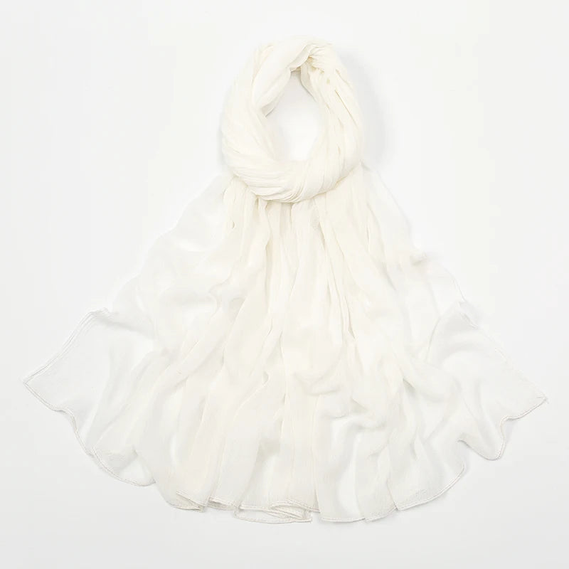 Écharpe châle en crêpe blanche nouée, présentée sur fond clair.