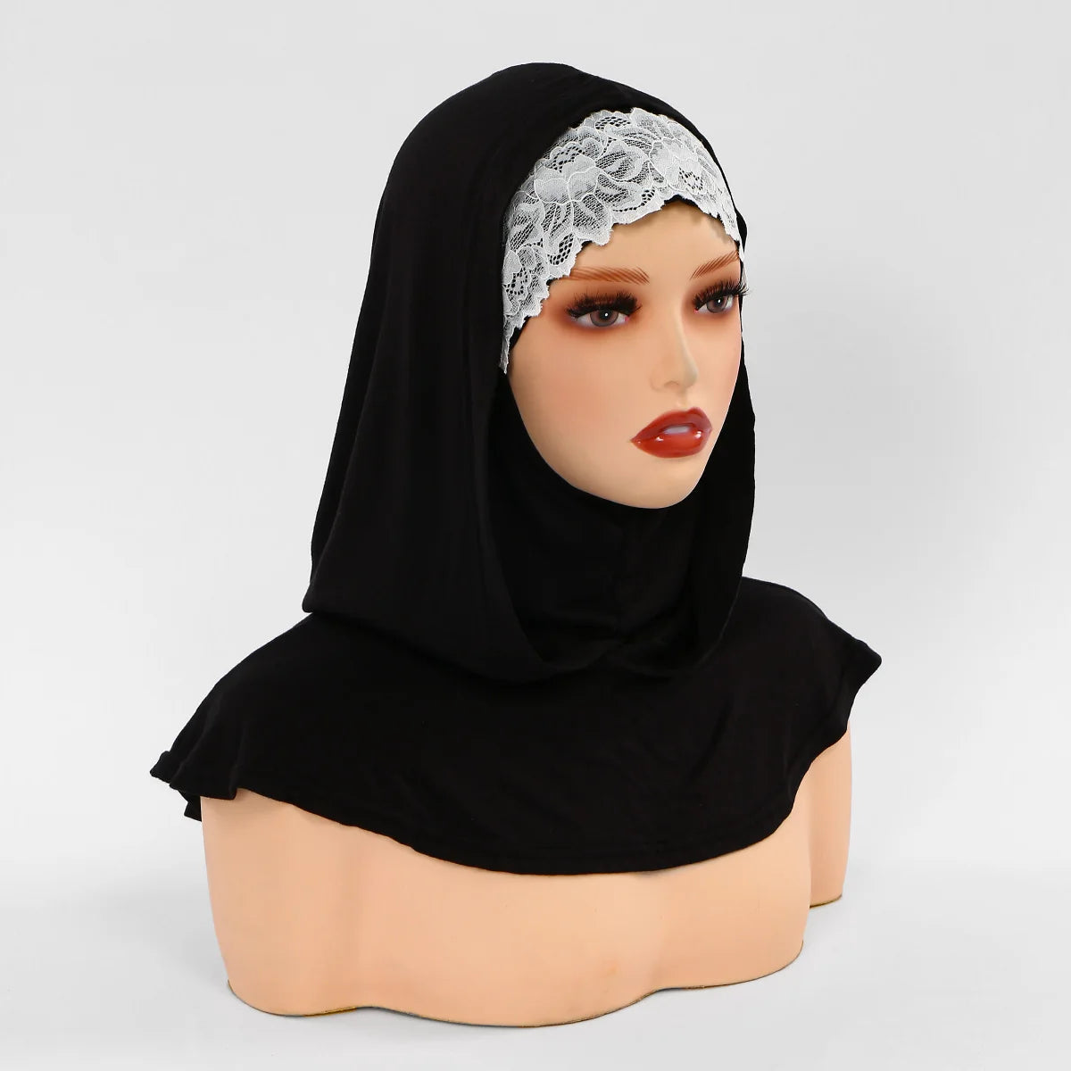 Une femme modélise un bonnet hijab noir double couche avec bordure en dentelle blanche.