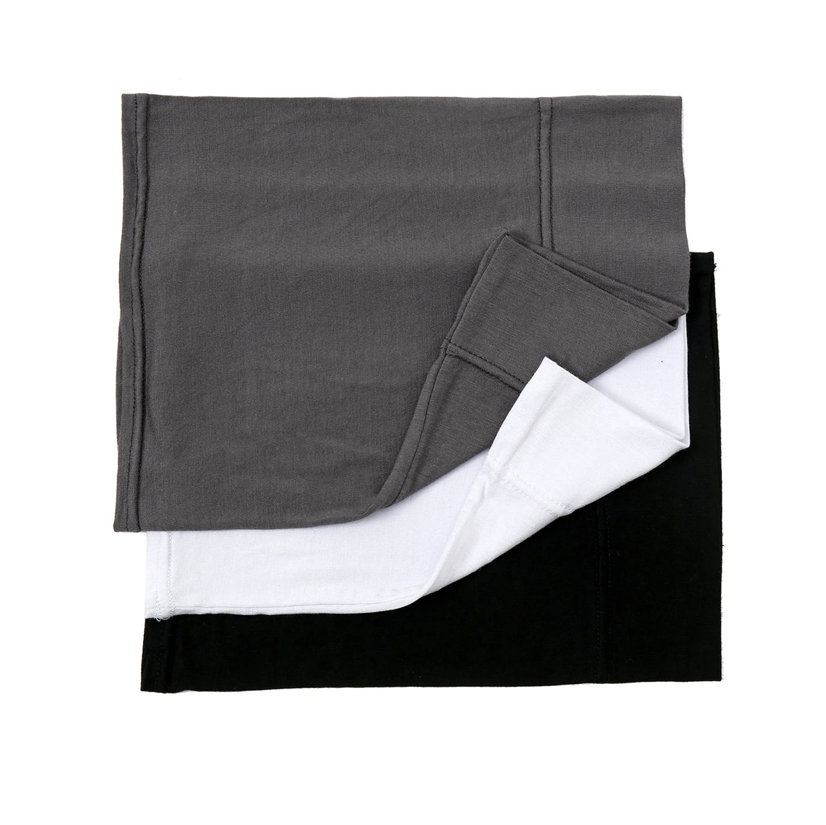Bonete de hijab de algodón elástico suave gris doblado con forro blanco y forro negro.