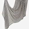 Fließender grau-weißer Aquarelldruck Leinen-Baumwoll-Hijab-Schal elegant drapiert.