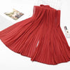 Leuchtend rote Crinkle-Chiffon-Hijab-Schal, aufgehängt.
