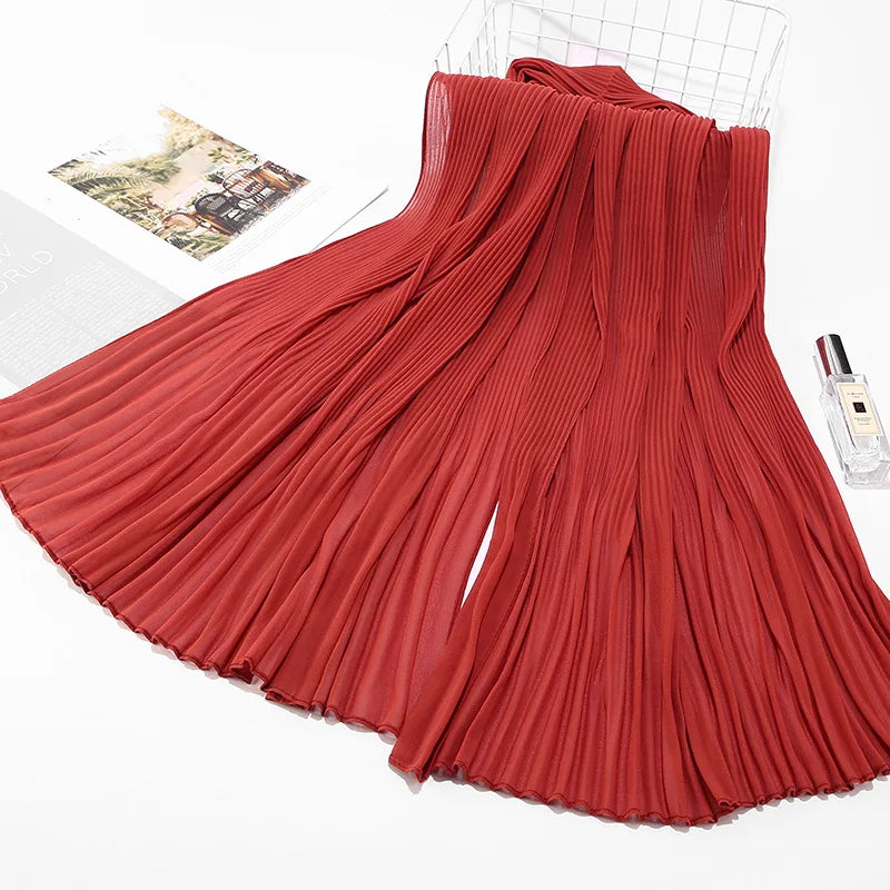 Leuchtend rote Crinkle-Chiffon-Hijab-Schal, aufgehängt.