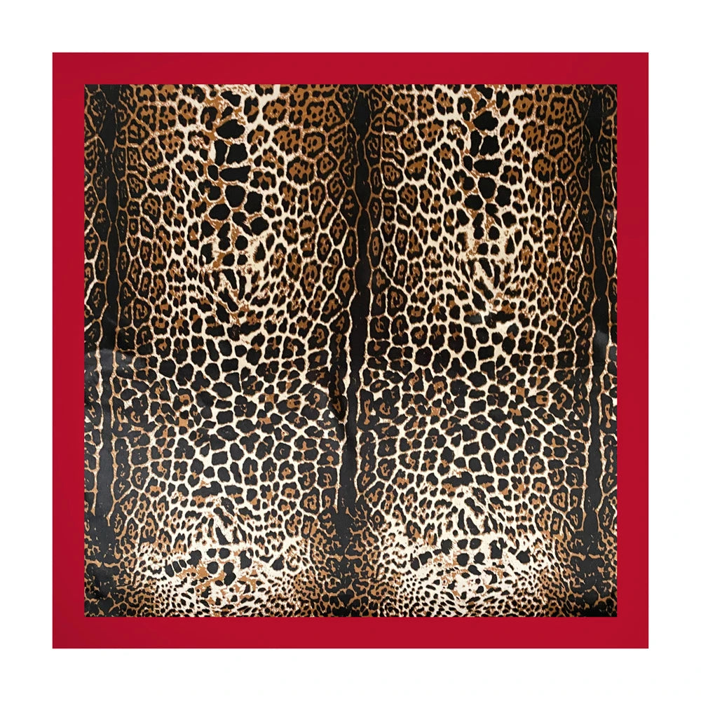 Una bufanda de seda cuadrada con un detallado estampado de leopardo en tonos marrones y negros.