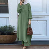 Una mujer vistiendo un vestido abaya de botones verde oliva y un pañuelo a juego frente a una puerta blanca.