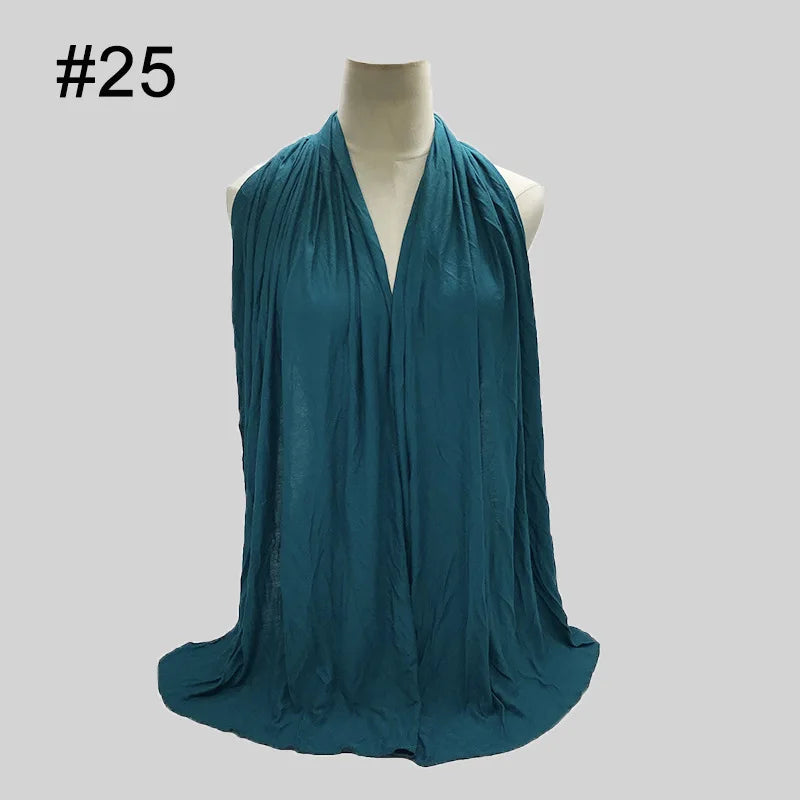 Türkisgrüner Baumwoll-Jersey-Hijab-Schal über einem Mannequin drapiert.