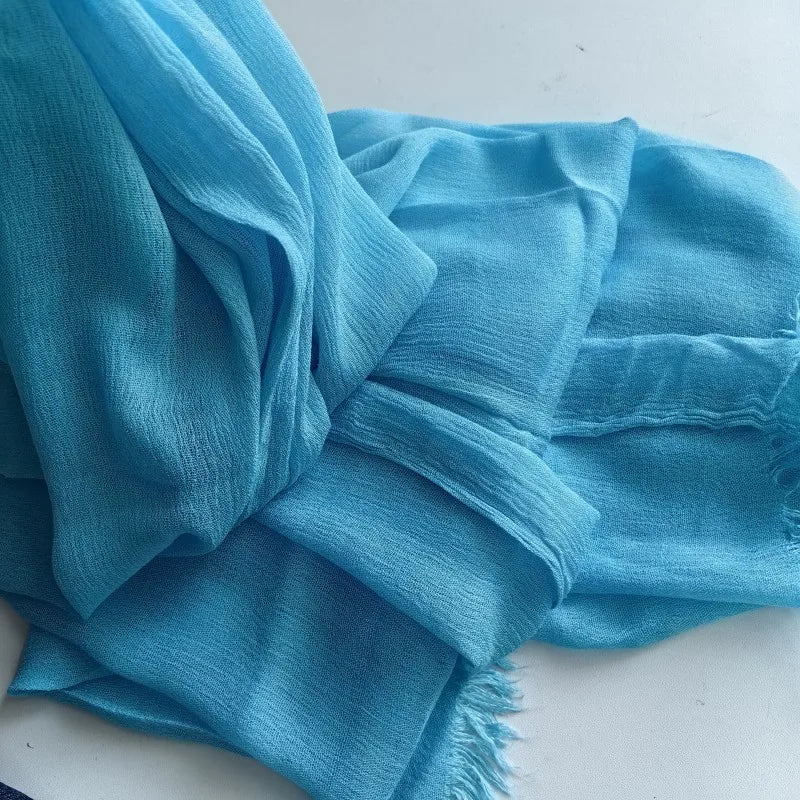 Foulard hijab en coton viscose bleu doux, drapé et plié avec une pompon.