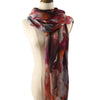 Wasserfarben-Blumenmuster-Schal-Hijab, drapiert um einen Mannequin-Hals.