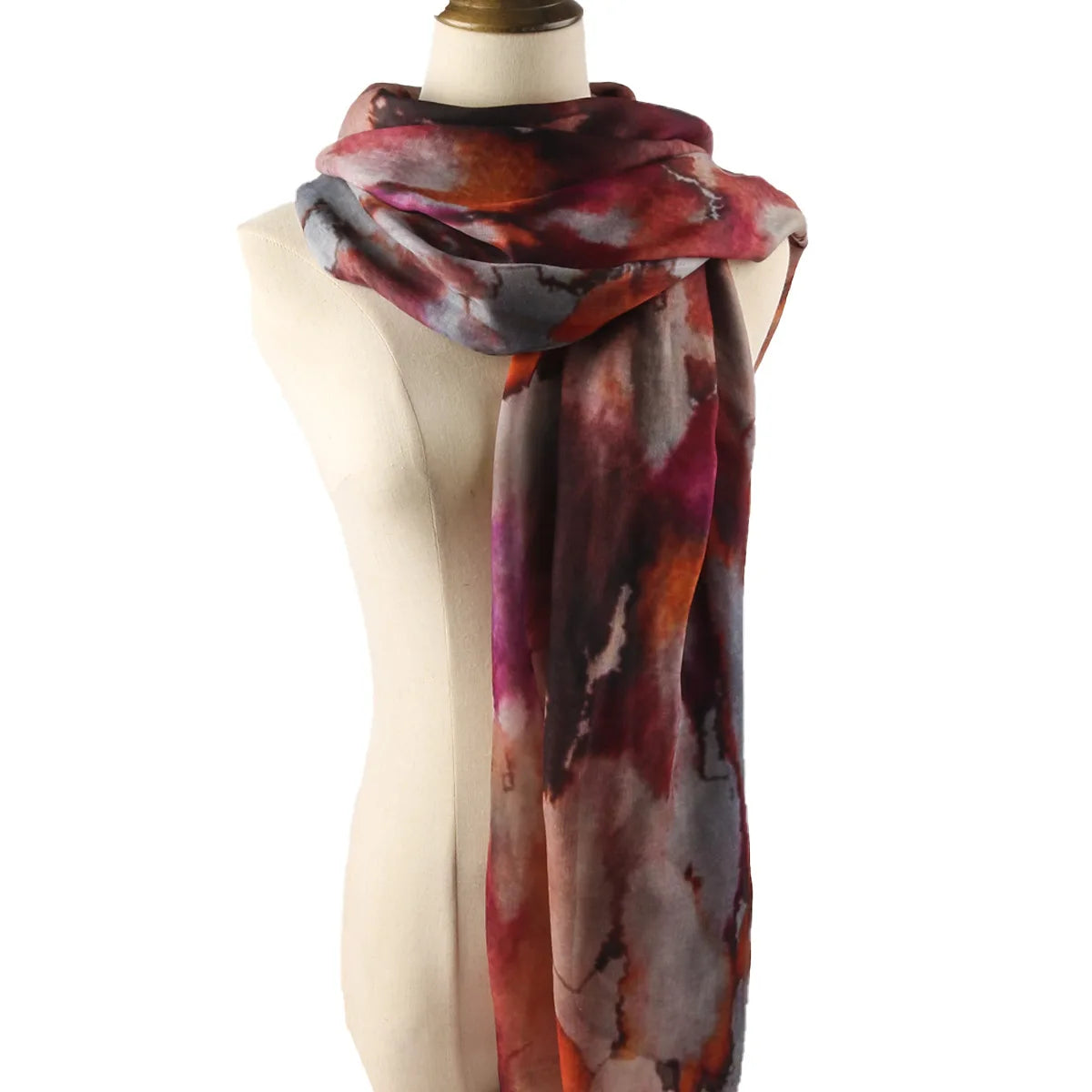 Wasserfarben-Blumenmuster-Schal-Hijab, drapiert um einen Mannequin-Hals.