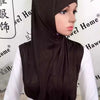 Modelo usando un pañuelo hijab de algodón modal marrón oscuro con una blusa blanca.