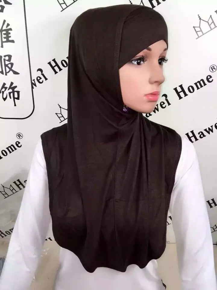 Modelo usando un pañuelo hijab de algodón modal marrón oscuro con una blusa blanca.