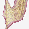 Hellgelbes Aquarelldruck-Linen-Baustoff-Hijab-Schal mit rosa Bordüren und wiederkehrendem Muster.