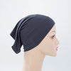 Dunkelblaue Bambus-Jersey-Turban-Kappe auf einem Mannequin-Kopf.
