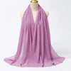 Fließender lilafarbener Chiffon-Hijab-Schal um den Hals einer Mannequin.