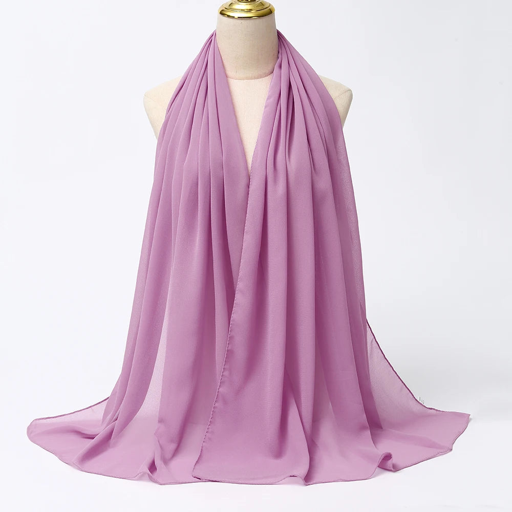 Fließender lilafarbener Chiffon-Hijab-Schal um den Hals einer Mannequin.