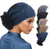Una modelo lleva un elegante turbante de cuentas azules con un acento de volantes negros y una colección de cabello floral de