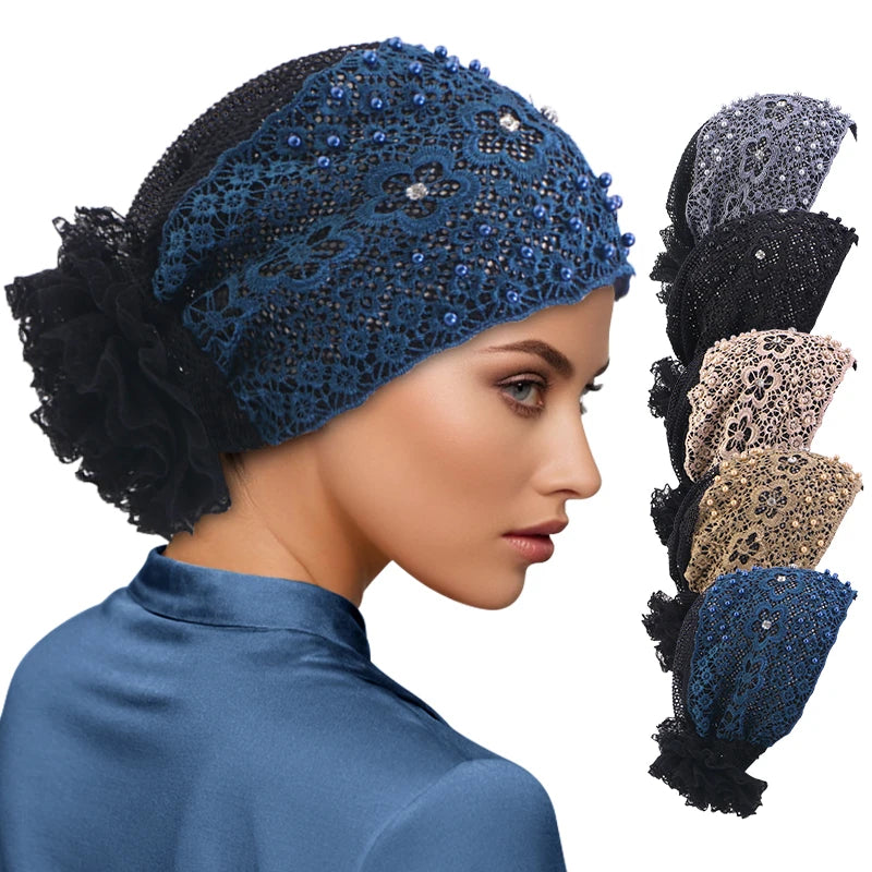 Una modelo lleva un elegante turbante de cuentas azules con un acento de volantes negros y una colección de cabello floral de