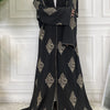Abaya kaftan islamique noire élégante avec broderie dorée sur fond blanc.