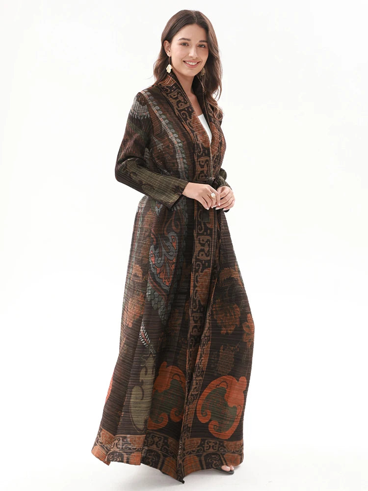 Una mujer modela un vestido vintage largo de color marrón oscuro estampado con cuello alzado y falda plisada.