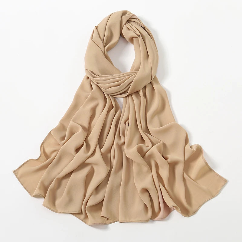 Beige Chiffon-Schal um den Hals und die Schultern drapiert.