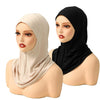 Beige und schwarze Instant-Fold-Hijabs auf Mannequins ausgestellt.