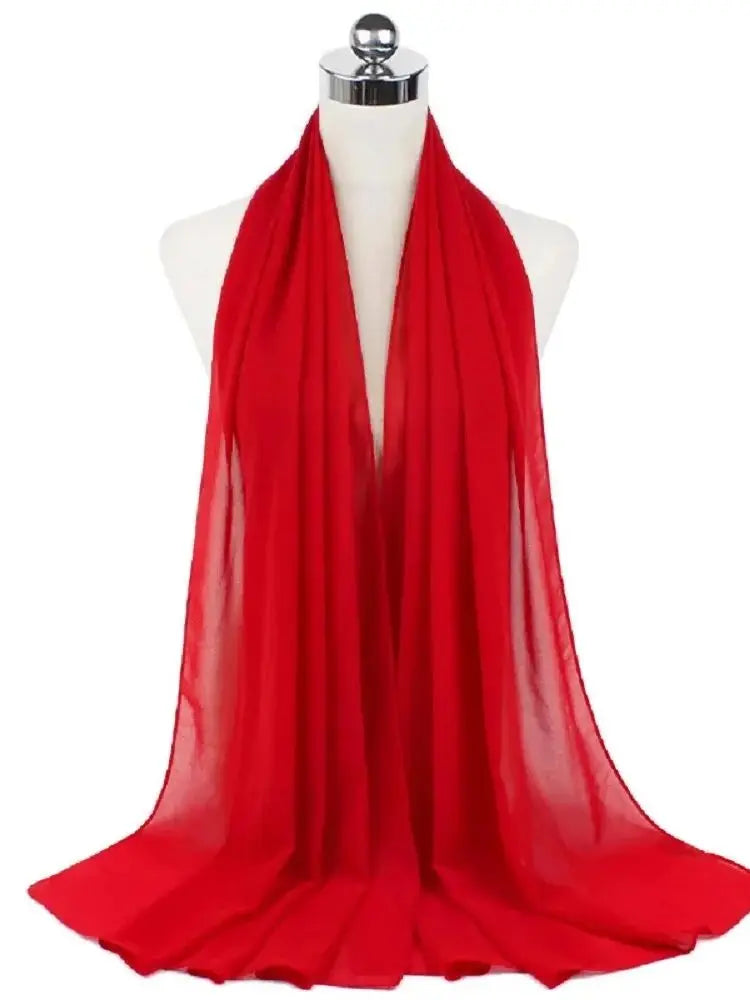 Leuchtend rocher roches Chiffon-Hijab-Schal auf einem Mannequin-Hals.