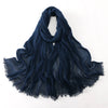 Écharpe hijab en rayon bleu foncé à plis drapée et pliée sur fond blanc.