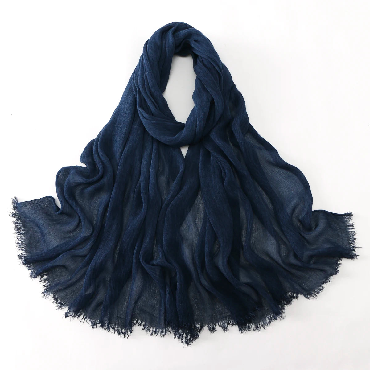 Écharpe hijab en rayon bleu foncé à plis drapée et pliée sur fond blanc.