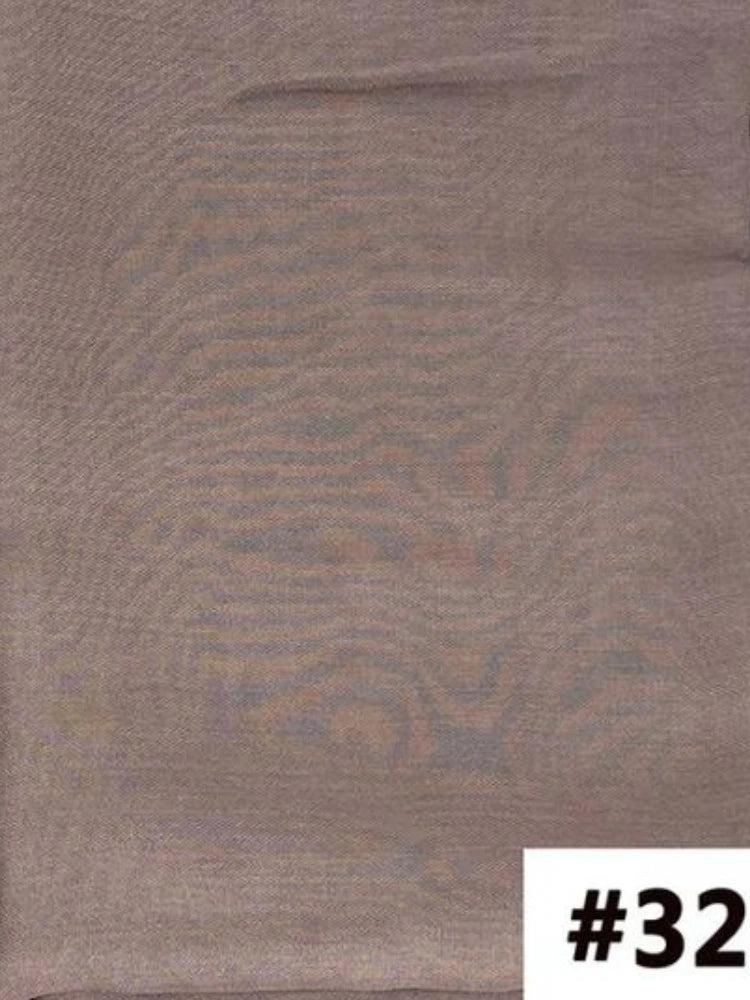 Gros plan d'un foulard modal multicolore mauve doux et sourd.