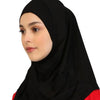Eine Frau trägt einen schwarzen, sofort einsatzbereiten Hijab mit rotem Rand.