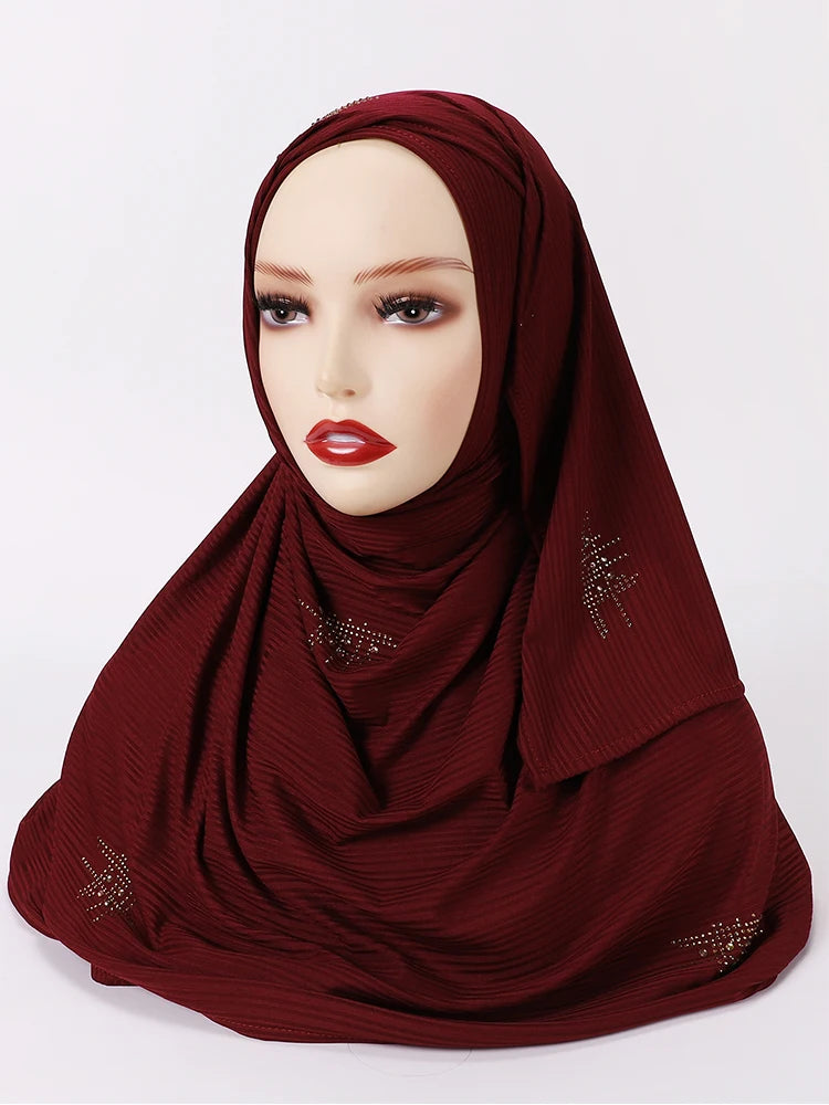 Marooner Kerzmäppchen-Jersey-Hijabschal, drapiert um einen Mannequin-Kopf.