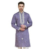Un mannequin masculin portant une robe abaya ethnique violette de luxe avec des broderies blanches.
