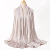 Helles beige Satin-Krinkle-Hijab-Schal, um den Hals eines Mannequins gewickelt.
