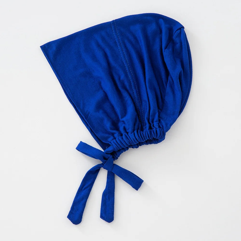 Königsblaues Halstuch-Innhijab-Bonnet mit gefaltetem Stoff.
