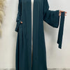 Dunkel-türkis, fließende Abaya Kaftan mit offenem Vorderteil und langen Ärmeln, über einem weißen Unterkleid