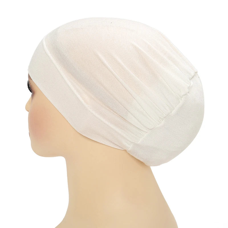 Un turbante instantáneo blanco de hijab exhibido en un maniquí de cabeza.