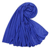 Un foulard hijab en jersey de coton bleu profond, élégamment drapé.