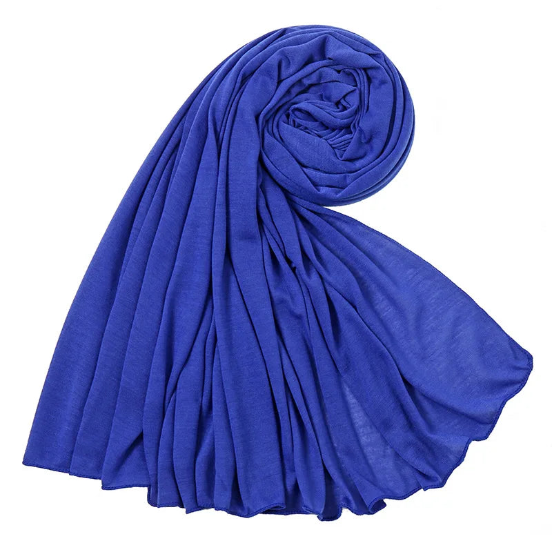 Un foulard hijab en jersey de coton bleu profond, élégamment drapé.