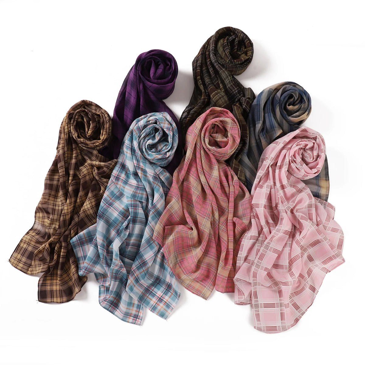 Colección de pañuelos y chalinas de gasa con estampado tartán enrollado en varios tonos de púrpura, azul y rosa.