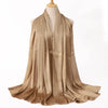 Beige satin-Crinkle-Hijab-Schal über einem Mannequin