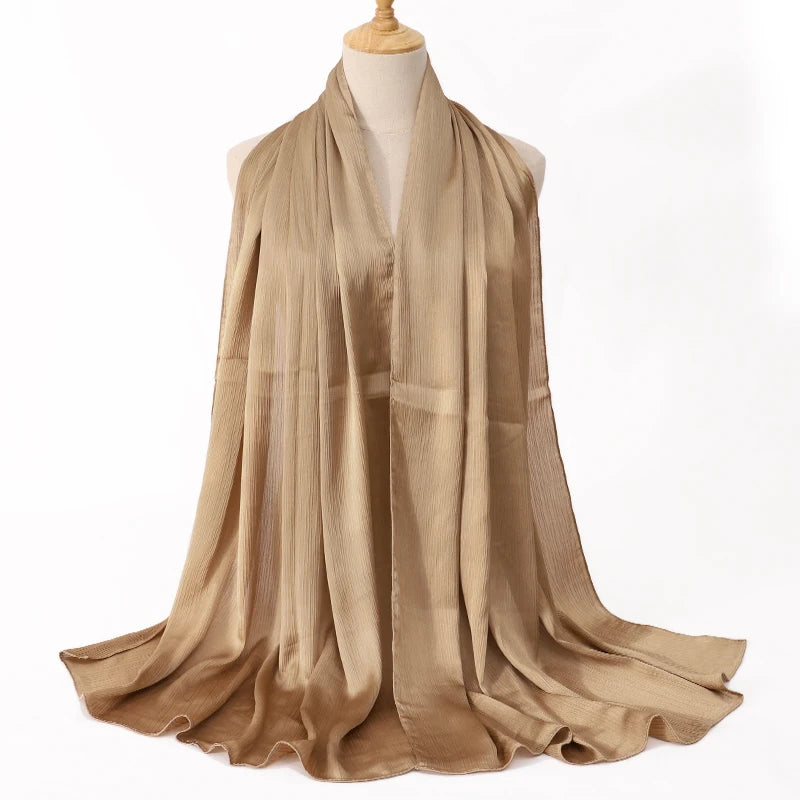 Beige satin-Crinkle-Hijab-Schal über einem Mannequin