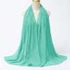 Fließender minigrüner Chiffon-Hijab-Schal um den Hals einer Mannequin