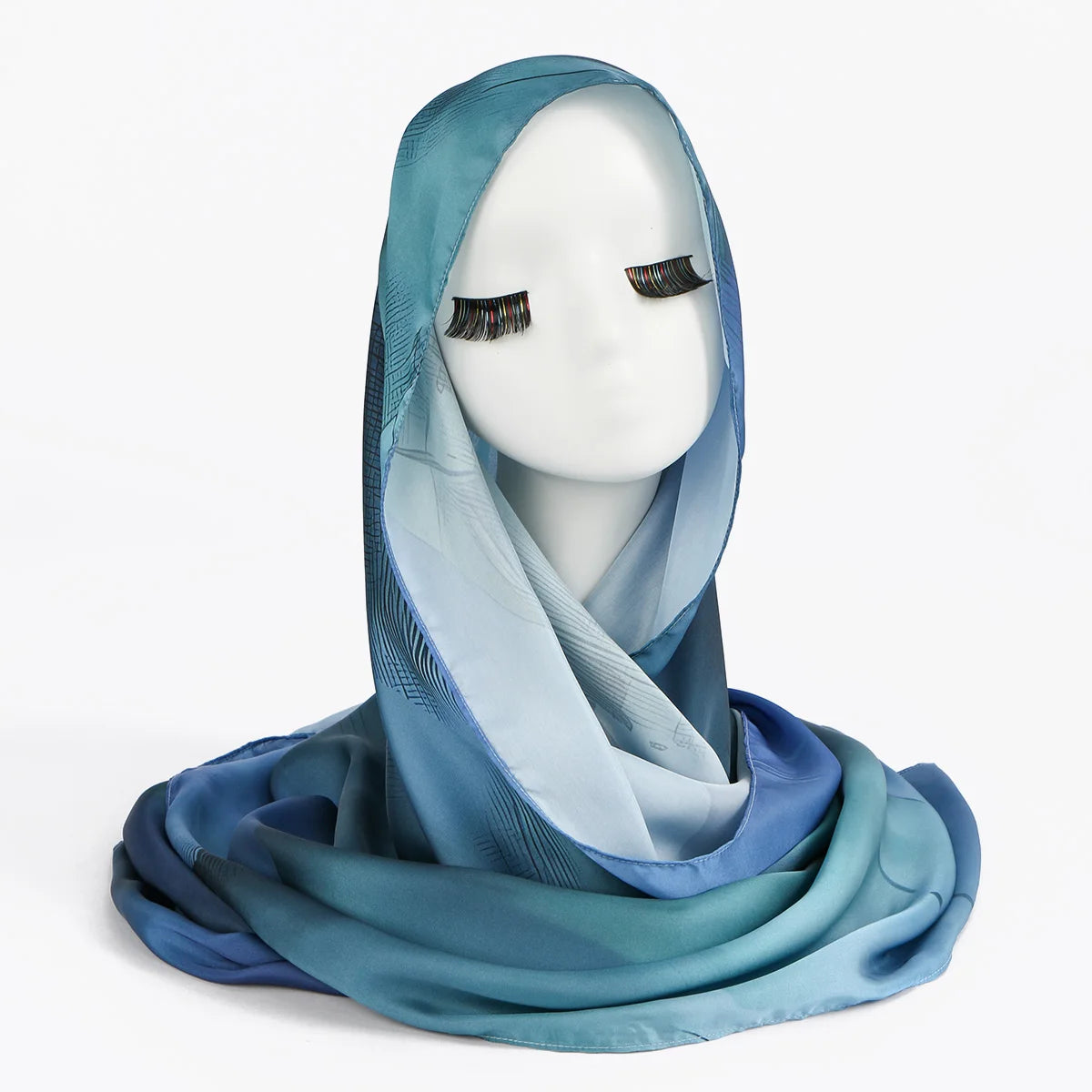 Hellblaue Schimmer-Seidensatin-Hijab-Schal über dem Kopf eines weißen Mannequins