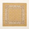 Écharpe en coton beige carrée avec bordure paisley complexe et petits motifs floraux blancs.