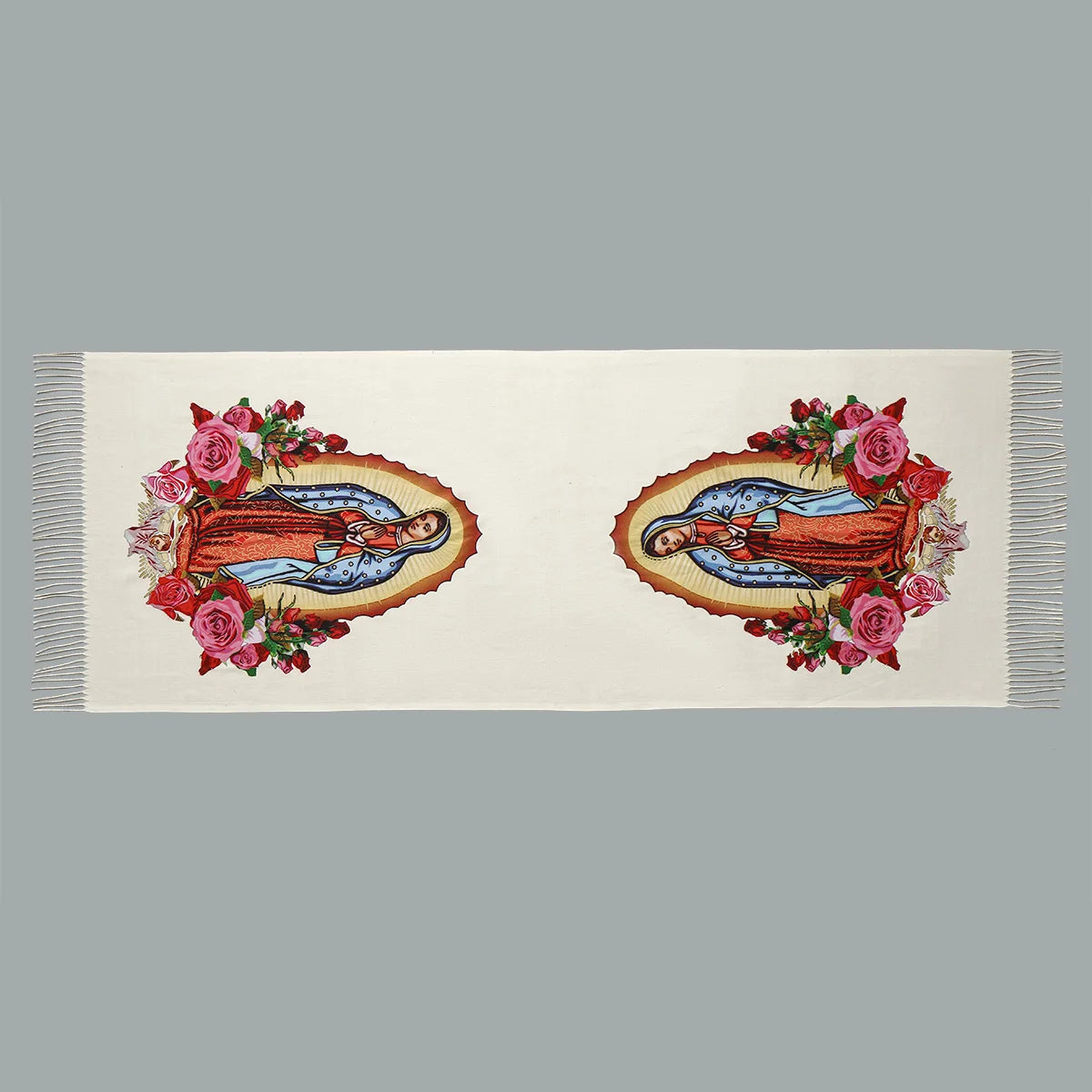 Cremefarbener Schal mit Aquarellbild der Jungfrau Maria umgeben von rosa und roten Blumen.