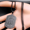 Silberne arabische Segenkette mit Anhänger und schwarzen Perlen auf der Hand.