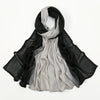 Foulard modal hijab drapé élégamment, dégradé noir et gris.