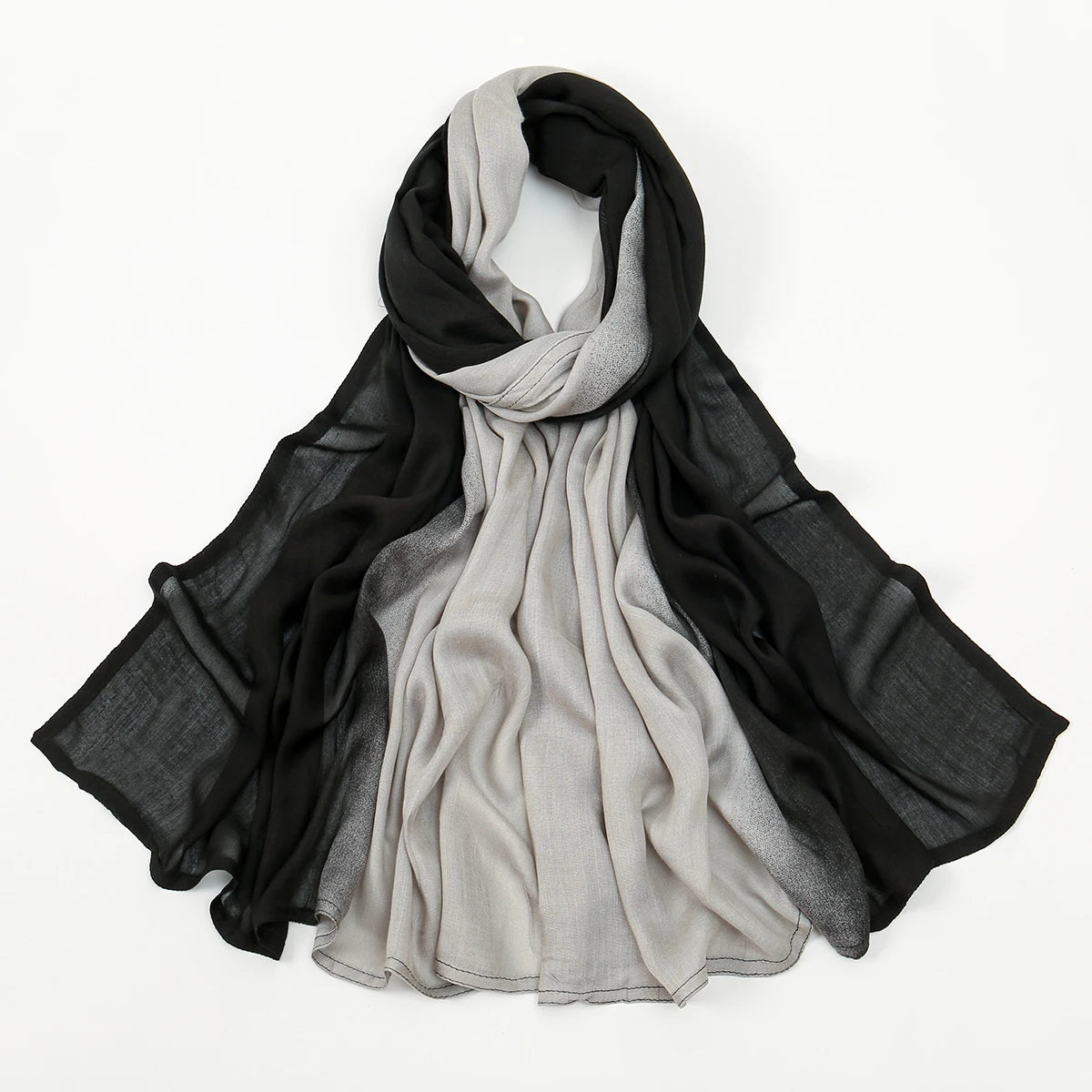 Foulard modal hijab drapé élégamment, dégradé noir et gris.