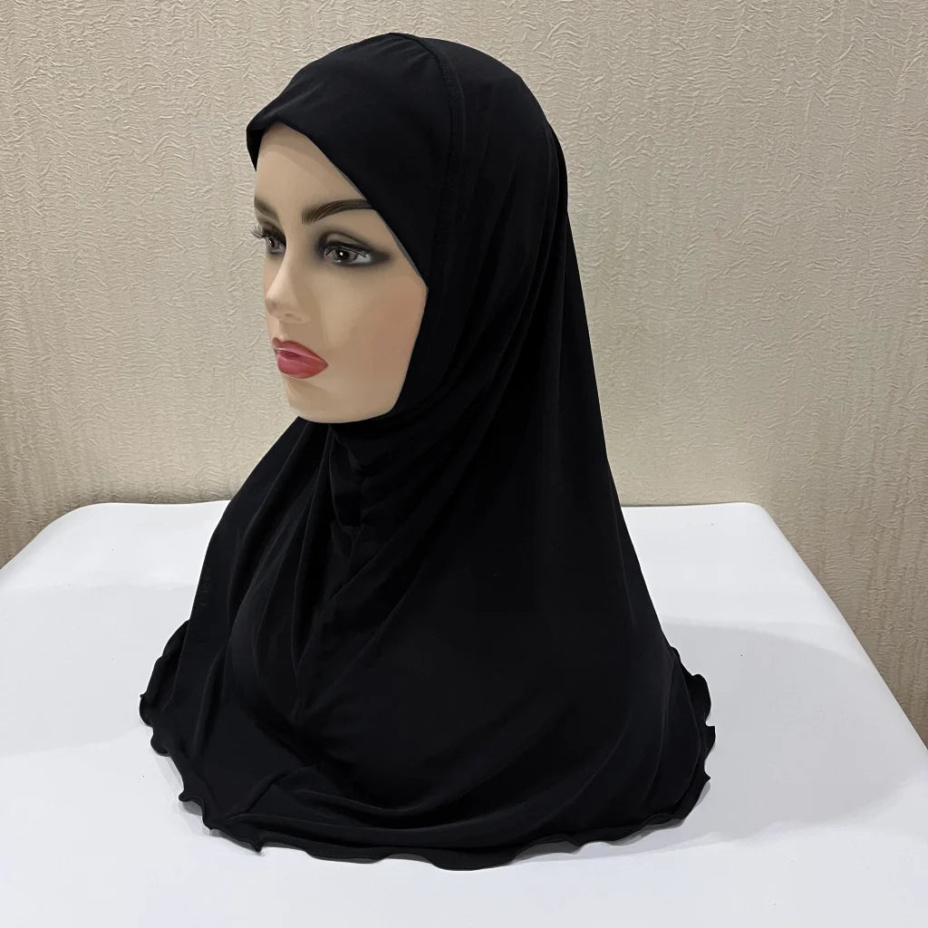 Pañuelo negro para niños, estilo hijab de Ramadán, exhibido en maniquí.